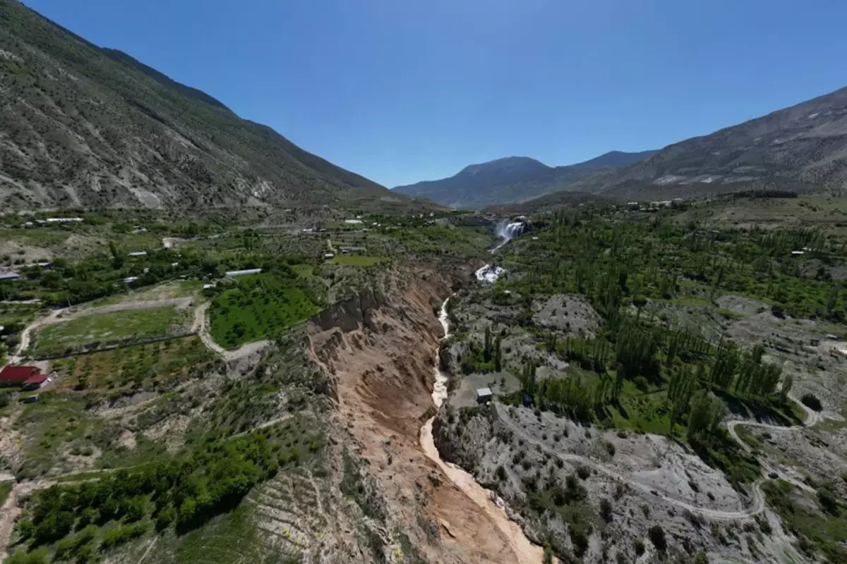 Erzurum Dan Korkutan Heyelan Zemin 12 Metre Yer 18668252 7010 Amp