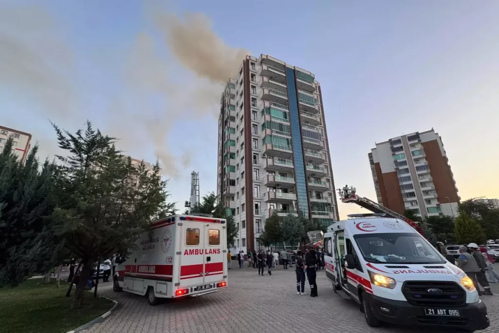Diyarbakir Da 13 Katli Apartmanda Yangin Mahsur 18716087 2449 Amp