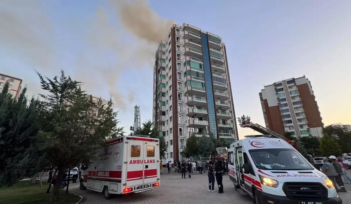 Diyarbakir Da 13 Katli Apartmanda Yangin Mahsur 18716087 2449 Amp