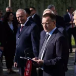 Cinnet geçirip kucağındaki bebeğe şiddet uyguladı